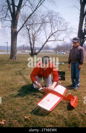 NY - 1955: Kinder erhalten, die bereit sind, ihr Modell Flugzeug ca. 1955 in New York zu fliegen. (Foto von Hy Peskin) Stockfoto