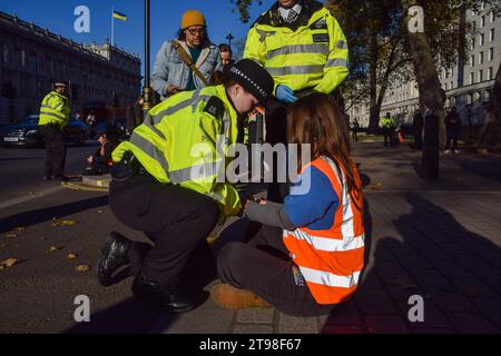 London, Großbritannien. November 2023. Metropolitan Police Polizisten verhaften während der Demonstration in Whitehall außerhalb der Downing Street einen Just Stop Oil Aktivist. Die Klimaschutzgruppe marschierte vom Trafalgar Square auf dem Bürgersteig und wurde am vierten Tag in Folge innerhalb von Sekunden verhaftet, als sie ihre Proteste gegen neue Genehmigungen für fossile Brennstoffe fortsetzte. (Foto: Vuk Valcic/SOPA Images/SIPA USA) Credit: SIPA USA/Alamy Live News Stockfoto