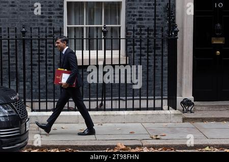 Whitehall, London, Großbritannien. November 2023. Premierminister Rishi Sunak verlässt die Downing Street 10, um an der Fragestunde des Premierministers im Unterhaus am Tag der Ankündigung der Herbsterklärung durch Bundeskanzler Jeremy Hunt teilzunehmen. Kredit: Maureen McLean/Alamy Stockfoto