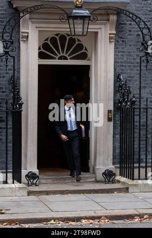 Whitehall, London, Großbritannien. November 2023. Premierminister Rishi Sunak verlässt die Downing Street 10, um an der Fragestunde des Premierministers im Unterhaus am Tag der Ankündigung der Herbsterklärung durch Bundeskanzler Jeremy Hunt teilzunehmen. Kredit: Maureen McLean/Alamy Stockfoto