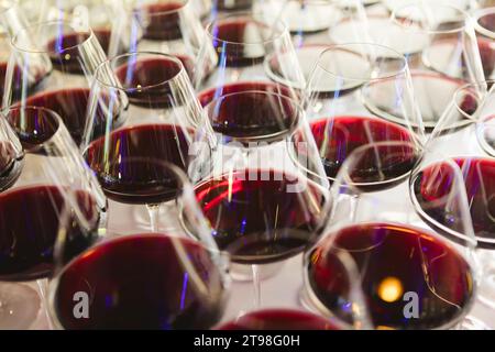 Gläser mit Rotwein. Catering-Service. Gläser mit Wein im Hintergrund auf der Restaurantparty. Oberer freiheitsgrad Stockfoto