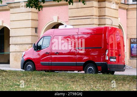 OSTRAVA, TSCHECHISCHE REPUBLIK - 13. JULI 2023: Roter Renault Master Van parkt auf einer Straße in Ostrava Stockfoto