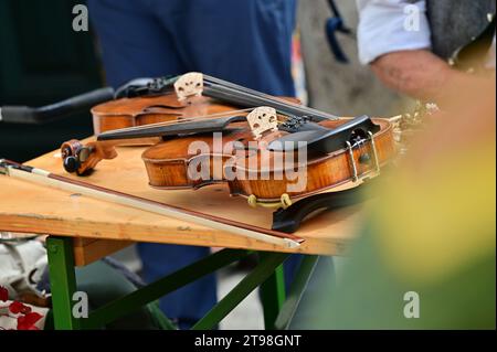 Geigentag in Bad Goisern, Treffen von Geigenspielern und anderen Volksmusikern, jeden 1. Sonntag im September in der Kirchengasse und in der Handwerkshalle Stockfoto