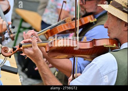 Geigentag in Bad Goisern, Treffen von Geigenspielern und anderen Volksmusikern, jeden 1. Sonntag im September in der Kirchengasse und in der Handwerkshalle Stockfoto