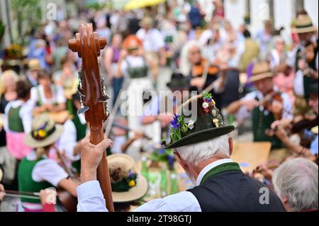 Geigentag in Bad Goisern, Treffen von Geigenspielern und anderen Volksmusikern, jeden 1. Sonntag im September in der Kirchengasse und in der Handwerkshalle Stockfoto