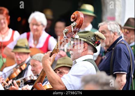 Geigentag in Bad Goisern, Treffen von Geigenspielern und anderen Volksmusikern, jeden 1. Sonntag im September in der Kirchengasse und in der Handwerkshalle Stockfoto