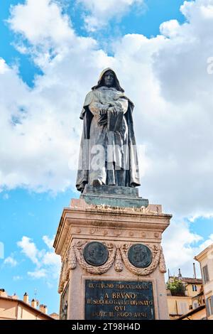 Rom, Italien - 4. November 2023: Die Statue von Giordano Bruno auf Campo de' Fiori Stockfoto