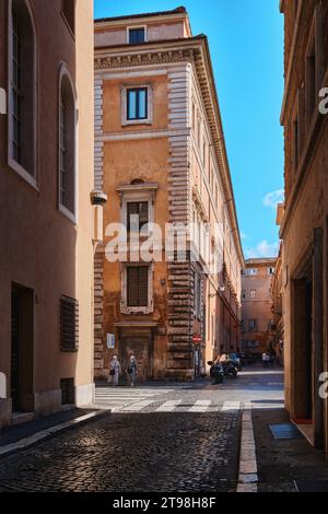 Rom, Italien - 29. Oktober 2023: Alte historische Straßen und typisch römische Architektur in der Innenstadt Stockfoto