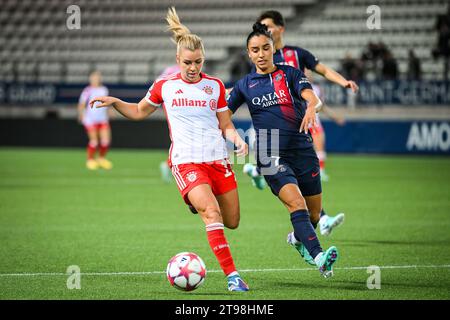 Paris, Frankreich, Frankreich. November 2023. Linda DALLMANN von Bayern München und Sakina KARCHAOUI von PSG während des Gruppenspiels C der UEFA Women's Champions League zwischen Paris Saint-Germain und dem FC Bayern München am 23. November 2023 in Paris. (Kreditbild: © Matthieu Mirville/ZUMA Press Wire) NUR REDAKTIONELLE VERWENDUNG! Nicht für kommerzielle ZWECKE! Stockfoto