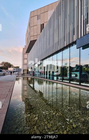 Rom, Italien - Oktober 30 2023: Stadterneuerungsprojekt der Stadt Sonne (Città del Sole) Reflexion über Wasser und riesigen Freischwinger in der Nähe des Bahnhofs Tiburtina Stockfoto