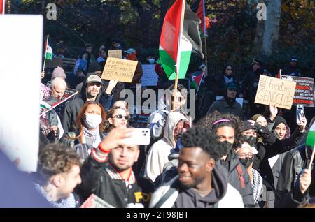 New York City, Usa. November 2023. Demonstratoren marschieren durch die Straßen von New York City, um Gaza und alle indigenen Völker zu unterstützen. Quelle: Ryan Rahman/Alamy Live News Stockfoto