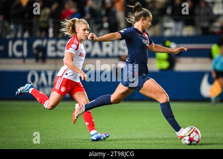 Paris, Frankreich, Frankreich. November 2023. Linda DALLMANN von Bayern München und Lieke MARTENS VAN LEER von PSG während des Gruppenspiels C der UEFA Women's Champions League zwischen Paris Saint-Germain und dem FC Bayern München am 23. November 2023 im Jean-Bouin Stadion in Paris. (Kreditbild: © Matthieu Mirville/ZUMA Press Wire) NUR REDAKTIONELLE VERWENDUNG! Nicht für kommerzielle ZWECKE! Stockfoto