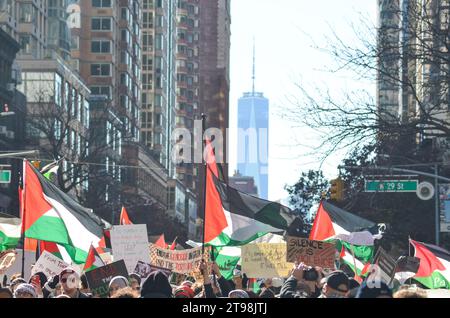 New York City, Usa. November 2023. Palästinensische Anhänger aller Altersklassen und Farben marschieren durch die Straßen Manhattans, um Gaza zu unterstützen. Quelle: Ryan Rahman/Alamy Live News Stockfoto