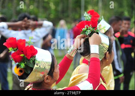 Sylhet, Bangladesch. November 2023. Die Khasi-Stämme in ihrer traditionellen Kleidung gekleidet, um Khasi Seng Kut Snem 2023 zu feiern, die vom Khasi-Sozialrat organisiert wurde. Khasi Seng Kut snem ist ein traditionelles Jahresendfest der Khasi-Gemeinde der Großsylhet-Division. Diese Zeremonie fand im Magurchhara Khasia Punji Field in Kamalganj statt. Stockfoto