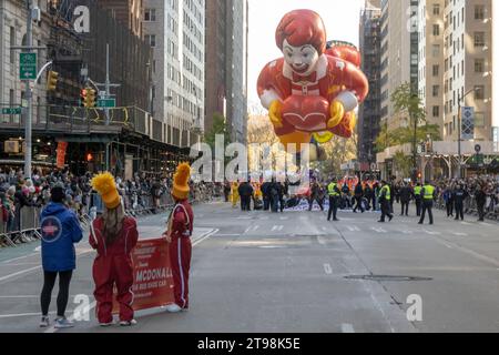 New York, Usa. November 2023. NEW YORK, NEW YORK - 23. NOVEMBER: Macy's Thanksgiving Day Parade wurde vorübergehend unterbrochen, als eine Handvoll pro-palästinensischer Demonstranten am 23. November 2023 in New York City über die Barrikaden sprangen und auf die Straße entlang der Paraderoute an der Sixth Avenue rannten. Quelle: Ron Adar/Alamy Live News Stockfoto