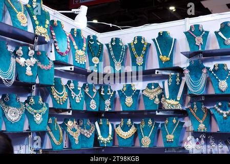 NEW DELHI - 22. NOVEMBER 2023: Schmuck auf der 42. Indischen Messe in New Delhi in Indien. Stockfoto