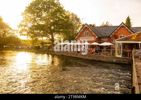 Der berühmte Mayfly Pub am Ufer des River Test in Hampshire, England Stockfoto