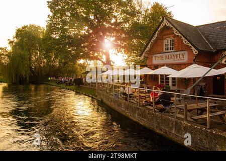 Der berühmte Mayfly Pub am Ufer des River Test in Hampshire, England Stockfoto