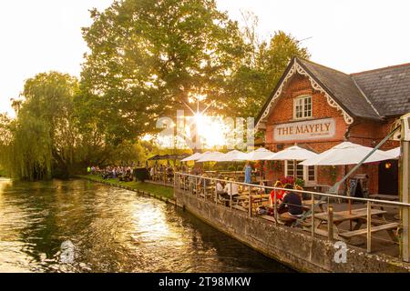 Der berühmte Mayfly Pub am Ufer des River Test in Hampshire, England Stockfoto