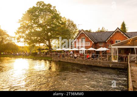 Der berühmte Mayfly Pub am Ufer des River Test in Hampshire, England Stockfoto