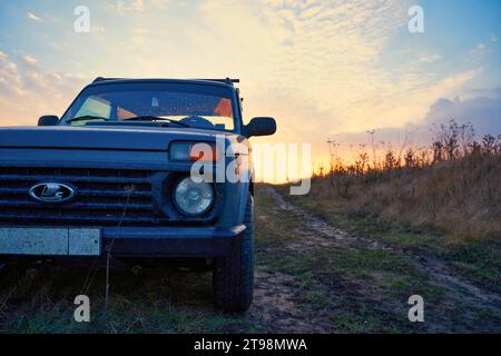 Ryazan, Russland - 15. November 2023: Russischer SUV Lada Niva 4x4 bei Sonnenuntergang, Nahaufnahme von vorne Stockfoto