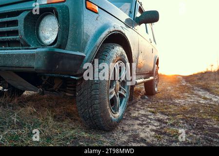 Ryazan, Russland - 15. November 2023: Russischer Allrad-SUV Lada Niva 4x4 bei Sonnenuntergang auf einem Feld Stockfoto