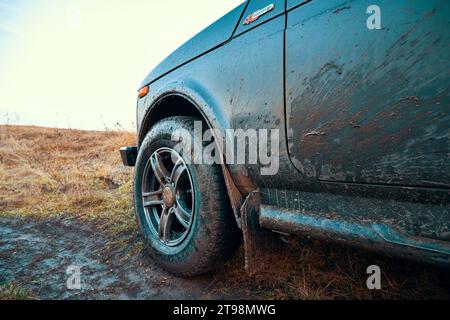 Ryazan, Russland - 15. November 2023: Schmutziges Vorderrad eines Lada SUV mit Allradantrieb Stockfoto