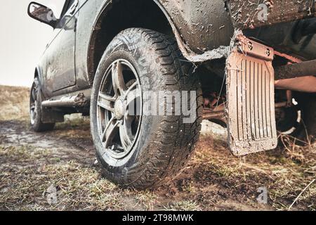 Ryazan, Russland - 15. November 2023: Nahaufnahme des Hinterrads eines Geländewagens Lada Niva Stockfoto