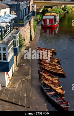 Trinker genießen die Sonne im Boat Club Pub in Durham, England Stockfoto