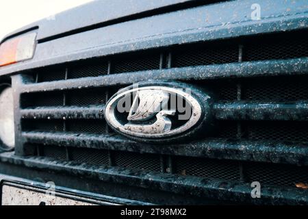 Ryazan, Russland - 15. November 2023: Close-up-Logo des russischen Autos Lada Niva Stockfoto