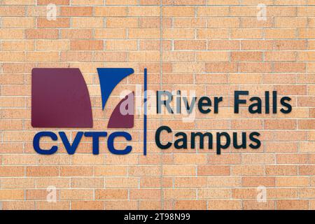 RIVER FALLS, WI, USA - 22. JULI 2023: Wall-Logo auf dem Campus des Chippewa Valley Technical College. Stockfoto