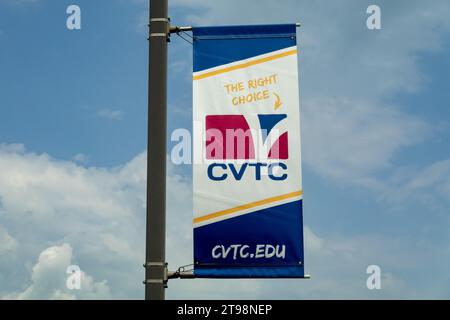 RIVER FALLS, WI, USA - 22. JULI 2023: Schulflagge auf dem Campus des Chippewa Valley Technical College. Stockfoto