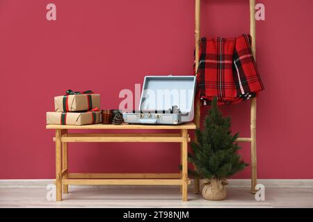 Stilvolles Wohnzimmer mit Vintage-Plattenspieler und Weihnachtsgeschenken und -Dekor Stockfoto