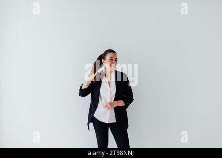 Schöne 40-jährige Frau im Business-Anzug im Büro Stockfoto