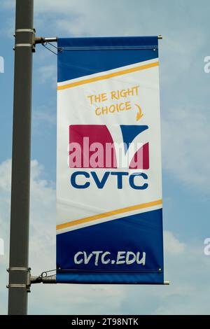 RIVER FALLS, WI, USA - 22. JULI 2023: Schulflagge auf dem Campus des Chippewa Valley Technical College. Stockfoto