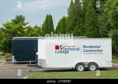 RIVER FALLS, WI, USA - 22. JULI 2023: Wohnwagen auf dem Campus des Chippewa Valley Technical College. Stockfoto