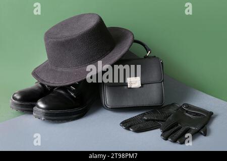 Set stilvoller weiblicher Accessoires und Schuhe auf farbigem Hintergrund Stockfoto