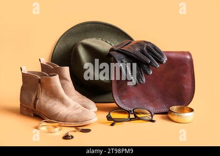 Set stilvoller weiblicher Accessoires mit Schuhen auf farbigem Hintergrund Stockfoto