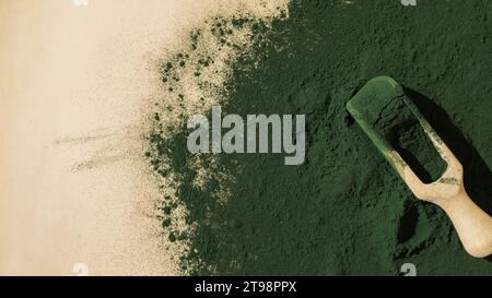 Natürliches organisches grünes Spirulina-Algenpulver im Holzlöffel auf neutralem Hintergrund. Chlorella-Algen vegane Superfood-Ergänzungsquelle und Detox. Copy Space Healthy Eutrition Antioxidant Concept Stockfoto