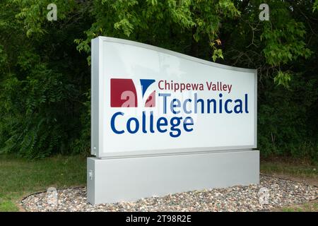 RIVER FALLS, WI, USA - 22. JULI 2023: Eintrittsschild auf dem Campus des Chippewa Valley Technical College. Stockfoto