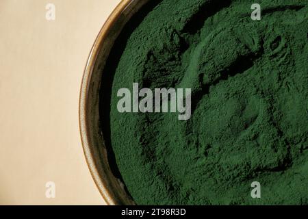 Natürliches Bio-Spirulina-Algenpulver in Schüssel auf neutralem Hintergrund. Chlorella-Algen vegane Superfood-Ergänzungsquelle und Detox. Copy Space Healthy Eutrition Antioxidant Concept Stockfoto