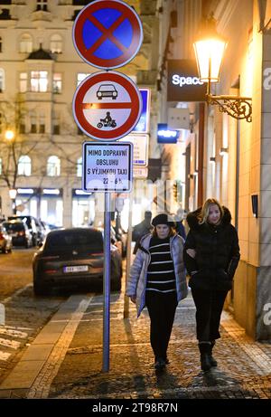 Prag, Tschechische Republik. November 2023. Verkehrsverbotsschild in der Straße Jachymova, die die Straßen Maiselova und Parizska in Prag, Tschechische Republik verbindet, 23. November 2023. Das Rathaus des Bezirks Prag 1 hat Schilder angebracht, die die Einfahrt von Autos in einen großen Teil der historischen Altstadt zwischen 22:00 und 6:00 Uhr verbieten, um den Lärm zu begrenzen, der die Bewohner nachts stört. Quelle: Roman Vondrous/CTK Photo/Alamy Live News Stockfoto