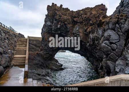 Raues Meer in den natürlichen Pools von Seixal auf Madeira an einem bewölkten Wintertag. Stockfoto