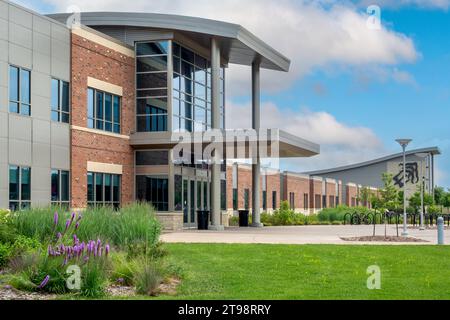 RIVER FALLS, WI, USA - 22. JULI 2023: Falcon Center auf dem Campus der University of Wisconsin-River Falls. Stockfoto