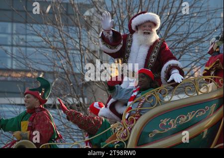 New York, USA. November 2023. Die Weihnachtsklausel verzichtet auf Paradebesucher während der jährlichen 97. Macy's Thanksgiving Parade, New York, NY, 23. November 2023. (Foto: Anthony Behar/SIPA USA) Credit: SIPA USA/Alamy Live News Stockfoto