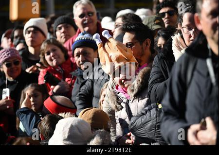 New York, USA. November 2023. Am Central Park West werden die Besucher die 97. Macy's Thanksgiving Parade, New York, NY, am 23. November 2023, besuchen. (Foto: Anthony Behar/SIPA USA) Credit: SIPA USA/Alamy Live News Stockfoto