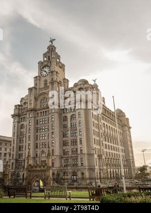 Liverpool, Großbritannien - 07. Oktober 2023 - Blick auf das königliche Lebergebäude am Pierhead in Liverpool. Architekturdesign des Uhrenturms und des Lebervogels Stockfoto