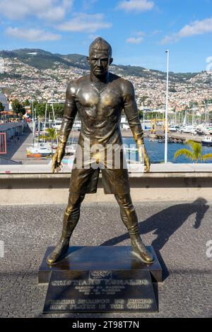 Statue zu Ehren von Cristiano Ronaldo vor dem CR7 Museum, Funchal, Madeira Insel. Stockfoto