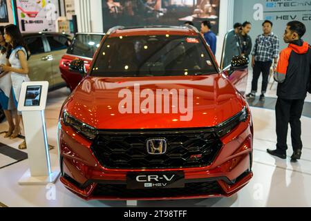 Bandung, Indonesien. November 2023. Besucher sehen das neueste Honda CR-V E:HEV Hybridfahrzeug auf der Gaikindo Indonesia International Auto Show (GIIAS) im Sudirman Grand Ballroom in Bandung, West Java, Indonesien am 23. November 2023. Diese internationale Automobilausstellung fand zuvor in Tangerang, Surabaya, Semarang statt und endete in Bandung mit 18 bekannten Automarken aus verschiedenen Ländern. (Foto: Dimas Rachmatsyah/SIPA USA) Credit: SIPA USA/Alamy Live News Stockfoto