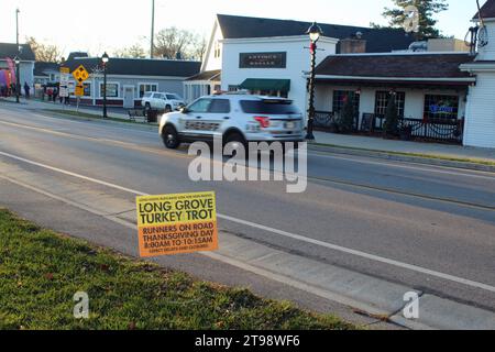 Long Grove Truthahn Trab Schild mit Polizeiauto im Hintergrund in Long Grove, Illinois Stockfoto